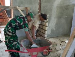 Manunggal Dengan Rakyat, Babinsa Satgaster Membantu Warga Membangun Rumah