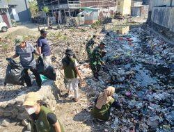 Ciptakan Lingkungan Yang Bersih Babinsa Koramil 1425-03/Tamalatea Bersama Warga Dan Mahasiswa KKN Mega Resky Makasaar Gotong Royong Pembersihan Saluran Air