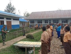 SEMARAKAN HUT TNI KE-79 BABINSA KORAMIL 1703-03/OBANO BERSAMA ANGGOTA SATGAS PAMTAS YONIF 756/WMS GIAT LATIH PBB DI SMPN 1 OBANO