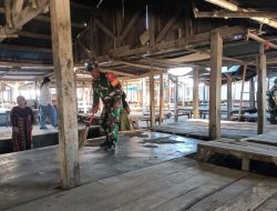 Ciptakan Lingkungan Pasar Yang Bersih, Babinsa Koramil 1425-01/Binamu Ajak Warga Karya Bhakti Pembersihan Pasar Tradisonal Gantinga