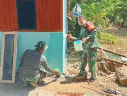 Babinsa Koramil 1422-02/Bantimurung, Serka Syrham, Memantau Perkembangan Rehab Rumah Tidak Layak Huni (RTLH) di Desa Manggeloreng, Kec. Bantimurung, Kab. Maros
