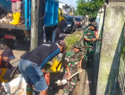 Personil Koramil Paleteang Kodim 1404/Pinrang Kerja Bakti Bersama Warga Bersihkan Saluran Air