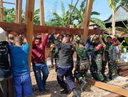 Peduli Kesulitan rakyat, Babinsa Koramil-04 Kodim 1404/Pinrang Bantu Warga Dirikan Rumah Panggung