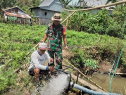 Babinsa Koramil 1425-04/Kelara Kodim 1425/Jeneponto Dampingi Kelompok Petani Penerima Bantuan Mesin Pompa Air Dari Kementrian Pertanian