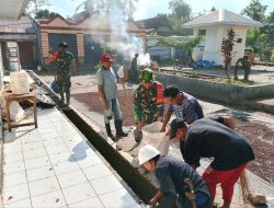 Personel Koramil 02/Sinjai Barat Kodim 1424/Sinjai Bersama Warga Karya Bakti Pembersihan Pasar