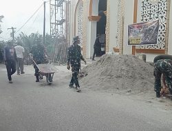 Anggota Koramil 01/Maiwa Bersama Warga Kerja Bakti Pengecoran Menara masjid