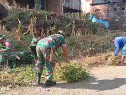 Sambut HUT Ke 79 TNI, Personil Koramil 1425-02 Bangkala Gelar Karya Bakti Pembersihan Saluran Air