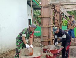 Babinsa kabare Bantu Warga Pemasangan Menara Mesjid