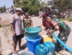 Upaya Atasi Kekeringan Babinsa Koramil 03/Tamalatea Kodim 1425/Jeneponto Bantu Penyaluran Air Bersih Kepada Warga Terdampak Kekeringan