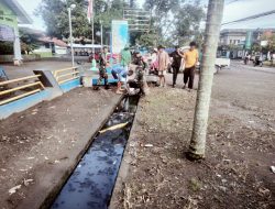 Peduli Kebersihan Lingkungan, Koramil-05 Kodim 1404/Pinrang Laksanakan Kerja Bakti Bersihkan Saluran Air Bersama Warga