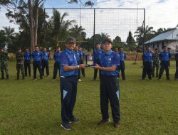 Komandan Lanud Harry Hadisoemantri Berikan Cinderamata kepada Serda Rexzy Julfinaldi yang Akan Pindah Tugas