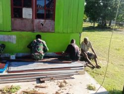 Babinsa Satgaster Karya Bakti Bantu Warga Cat Rumah