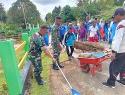 Ciptakan Lingkungan Bersih, Babinsa Bersama Masyarakat Laksanakan Jum’at Bersih