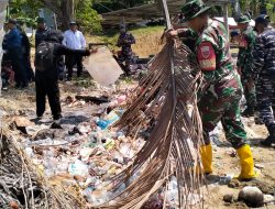 Menjaga Kebersihan dan Keindahan wilayah pantai, Koramil-01 Kodim 1404/Pinrang Bersama Masyarakat Laksanakan Karya Bakti