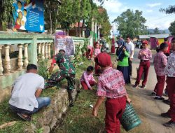 Anggota Koramil 1419-03/Baraka Bersama Warga Melaksanakan Karya Bakti Pembersihan Selokan Bersama Anak Sekolah