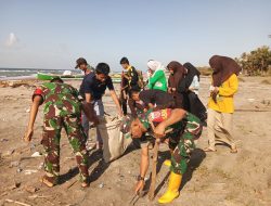Jaga Kebersihan Dan Keindahan Pantai Babinsa Koramil 1425-05/Batang Kodim 1425/Jeneponto Ajak Masyarakat Laksanakan Gotong Royong
