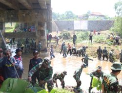 Dalam Rangka HUT TNI ke-79 Prajurit Kodim 0736/ Batang, Polres Batang dan Masyarakat Normalisasi Sungai Mlangi Desa Tersono