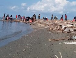Edukasi Warga, Kodim 1412/Kolaka Gelar Aksi Bersih Sampah di Pesisir Pantai