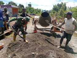 Sinergitas TNI Bersama Rakyat, Babinsa Koramil 1801-01/Manokwari Bantu Warganya Pengecoran Jalan Kampung