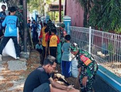 Personel Koramil 1405-04/Soppeng Riaja Bersama Guru dan Murid SDN 176 Takkalasi Gelar Kerja Bakti