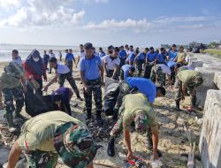 Aksi Bersih – Bersih Pantai Dilakukan Trimatra TNI DiKota Tarakan Dalam Rangka HUT TNI Ke – 79