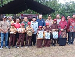 Hasanuddin Peduli Anak Sekolah, Dandim 1422/Maros Bagikan Perlengkapan Sekolah Untuk Siswa/i SD Negeri 88 Sabatang