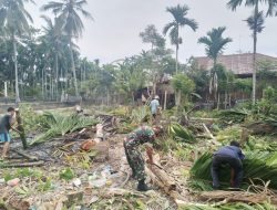 Jumat Bersih” Babinsa Koramil 10/Glp Tiga Kodim 0102/Pidie Gelar Gotong Royong Bersama Masyarakat