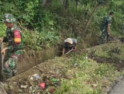 Babinsa Desa Samataring Koramil 1425-04/Kelara Kodim 1425/Jeneponto Bersama Warga Gotong Royong Membersihkan Saluran Air