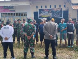 Jadikan Momen Menyongsong HUT TNI Ke 79, Koramil 02/Dua Boccoe Gelar Pembersihan Selokan Di Lingkungan Desa Uloe