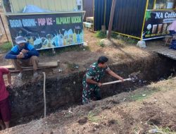 Babinsa Kodim 1424/Sinjai Karya Bakti Ajak Masyarakat Bersihkan Saluran Air
