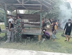 Anggota Koramil 1419-01/Maiwa Bersama Masyarakat Kerja Bakti Pembersihan Selokan