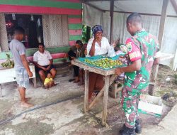 Babinsa Satgaster Komsos dengan Mama Penjual Pinang