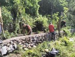 Wujudkan Lingkungan Bersih, Babinsa Koramil 1425-05/Batang Bersama Masayarakat Karya Bhakti Bersihkan Salurang Air/Drainase