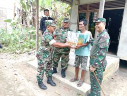 Kunker Ke Koramil 02/Mph Hulu. Jajaran, Dandim 1210/Landak Berikan Bansos Kepada Warga.Dalam Rangka Memperingati HUT TNI Ke 79