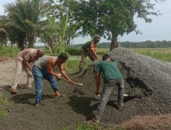 Peduli Warga binaan Babinsa Koramil 01/Kuala bantu Ratakan pasir