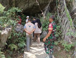 Babinsa Koramil 02/Bantimurung Melaksanakan Pendampingan Kunjungan Wisata di Situs Arkeologi Leang-Leang