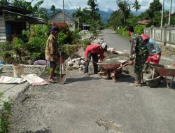 Babinsa Sidey Bersama Warga Bergotong Royong Pembuatan Drainase