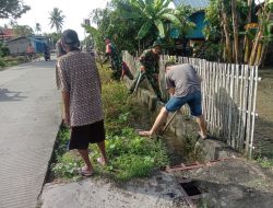 Cegah Banjir dan Wabah Penyakit, Koramil-03 Kodim 1404/Pinrang bersama Warga Kerja Bakti Pembersihan Saluran Air