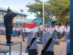 Babinsa Ramil 1422-01/Lau Dampingi Danramil Sebagai Pembina Upacara Bendera di SMKN 1 Maros