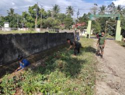 Personel Koramil 1424-05/Sinjai Selatan Kodim 1424/Sinjai Gelar Karya Bakti Pembersihan Saluran Air
