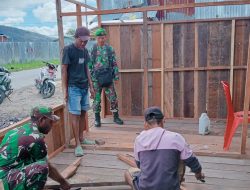 BABINSA KORAMIL 1703-02/TIGI LAKSANAKAN KARYA BHAKTI MEMBANTU MEMBUAT RUMAH MASYARAKAT