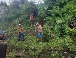 Cegah Banjir, Babinsa Koramil 03/Sinjai Tengah Kodim 1424/Sinjai Bersama Warga Bersihkan Saluran Air