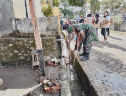 Cegah Sampah Menumpuk, Babinsa Sibulue Bersihkan Saluran Air Bersama Warga Kel. Maroanging