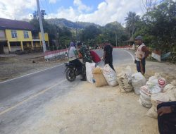 Wujud Kepedulian, Babinsa Koramil 05/Ulaweng Bantu Warga Angkat Timbunan Untuk Perbaikan Jalan 