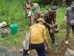 Babinsa Sengeng Palie Koramil 08/Lamuru Melaksanakan Gotong Royong Pengecoran Jalan Tani