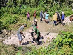 Babinsa Biccoing Koramil 16 Tonra Gotong Royong Bersama Warga Bantu Pembuatan Jembatan