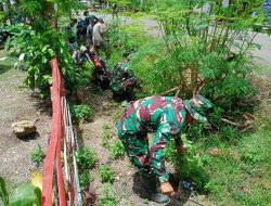 Bersihkan Parit Dan Jalan, Babinsa Bolli Koramil 10/Ponre Kerja Bakti Bersama Masyarakat