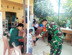 Babinsa Ajang Puluh Koramil 13/Sibulue Dampingi Pelayanan Posyandu Balita