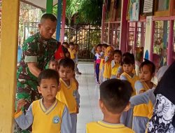 Sambangi Sekolah TK Di Desa Ujung Lamuru, Babinsa Koramil 09/Lapri Berikan Motivasi Belajar