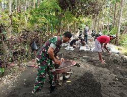 Karya Bakti Pemasangan Paving Blok, Babinsa Cina Dukung Program Pembangunan Desa